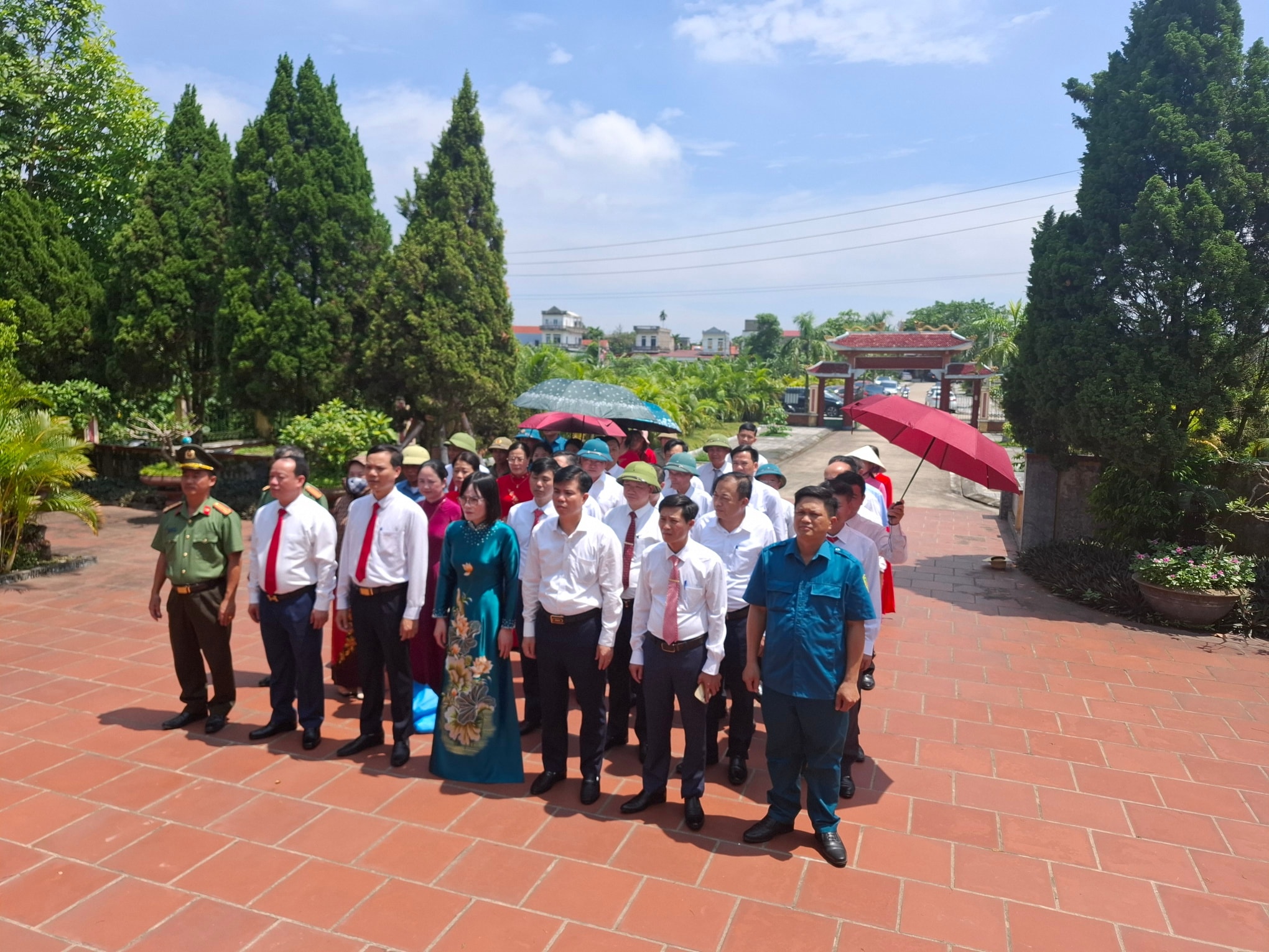 Đoàn đại biểu dự Đại hội đại biểu Đảng bộ phường Duy Tân dâng hương tưởng niệm các Anh hùng liệt sĩ tỉnh