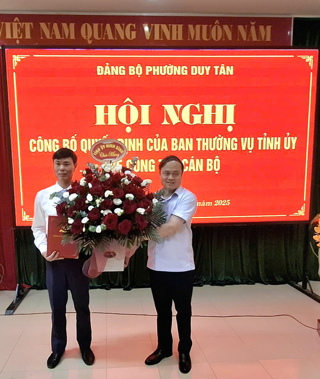 Công bố quyết định chức danh Phó Chủ tịch UBND phường cho đồng chí Phạm Anh Tuấn.