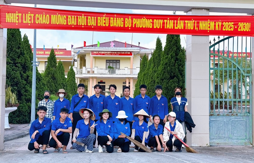 ĐỒNG LOẠT RA QUÂN VỆ SINH MÔI TRƯỜNG CHÀO MỪNG ĐẠI HỘI ĐẠI BIỂU ĐẢNG BỘ PHƯỜNG LẦN THỨ I NHIỆM KỲ 2025-2030 