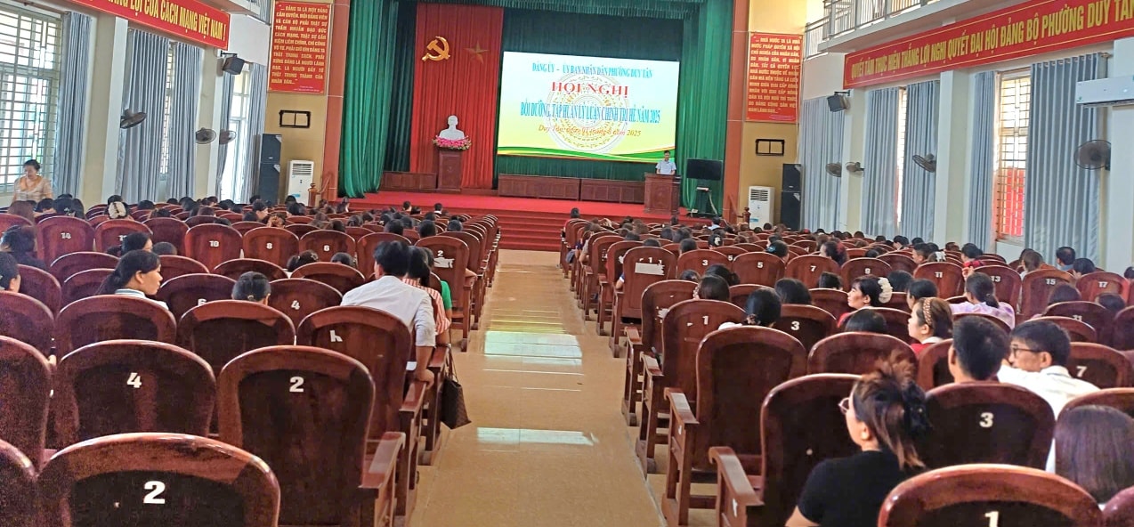Phường Duy Tân tổ chức lớp bồi dưỡng lý luận chính trị hè năm 2025 cho hơn 230 cán bộ lãnh đạo, quản lý, giáo viên trên địa bàn toàn phường